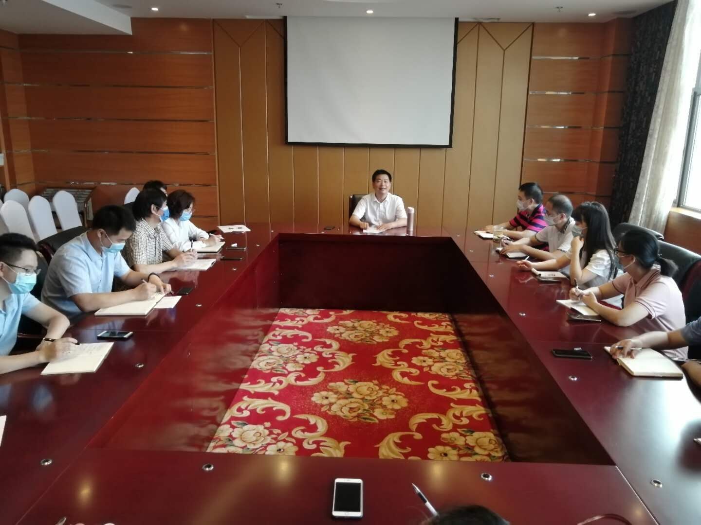 四川現(xiàn)代教育集團召開會議傳達(dá)學(xué)習(xí)全國兩會精神.jpg